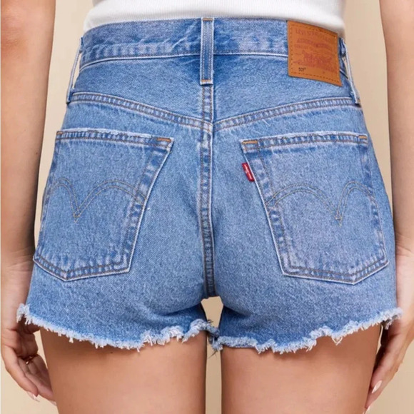 Levi’s Medium Wash Wedgie Distressed Denim Jean Shorts - Picture 4 of 13